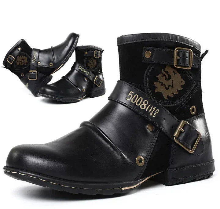 Schwarze Lederstiefel mit Schnallen, Löwenemblem, Herrenmode, robust, stilvoll.