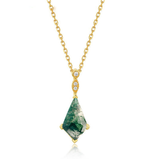 Goldene Halskette mit grünem Edelstein-Anhänger, elegantes Schmuckdesign, Damenaccessoire.