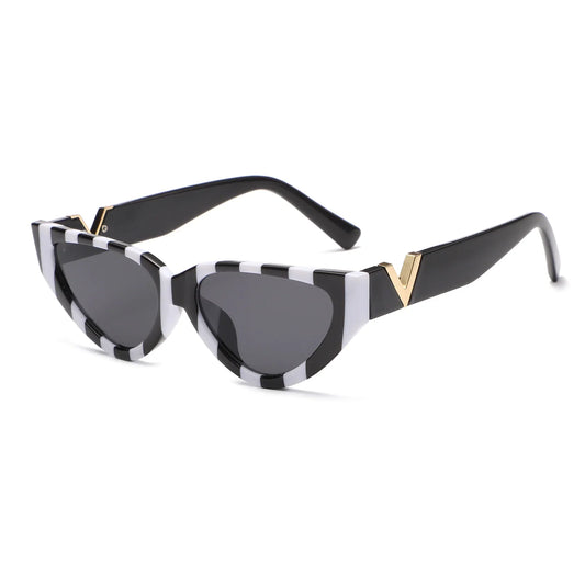 Schwarz-weiße Katzenaugen-Sonnenbrille, gestreift, mit goldenen Details, modisch, Damen-Accessoire.