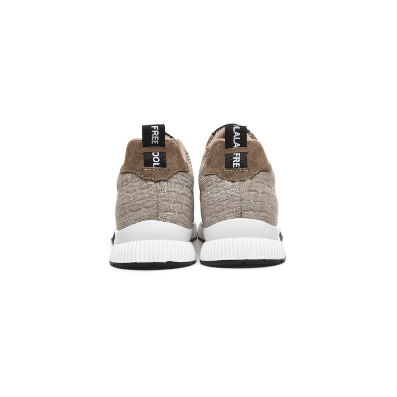 Beige Sneaker aus Wildleder, rutschfeste Sohle, sportlich, bequem, für Damen und Herren.