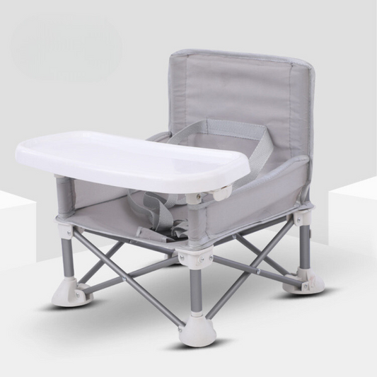 Grauer tragbarer Baby-Hochstuhl mit Tablett, faltbar, sicherer Gurt, ideal für Reisen.