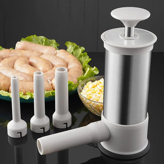 Wurstfüller aus Edelstahl mit drei Aufsätzen, ideal für hausgemachte Würste, auf schwarzem Tisch.