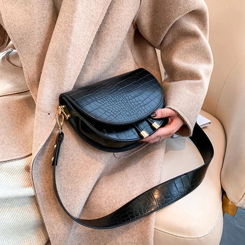 Damenhandtasche aus schwarzem Krokodilleder, elegant, mit goldenen Details, modisch.