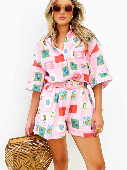 Trendig sommarkombination med färgglad blus och shorts - SonneSet