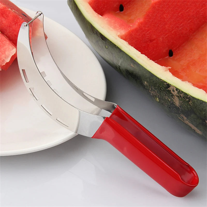 Roter Melonenschneider aus Edelstahl, ergonomischer Griff, ideal zum Schneiden von Wassermelonen.
