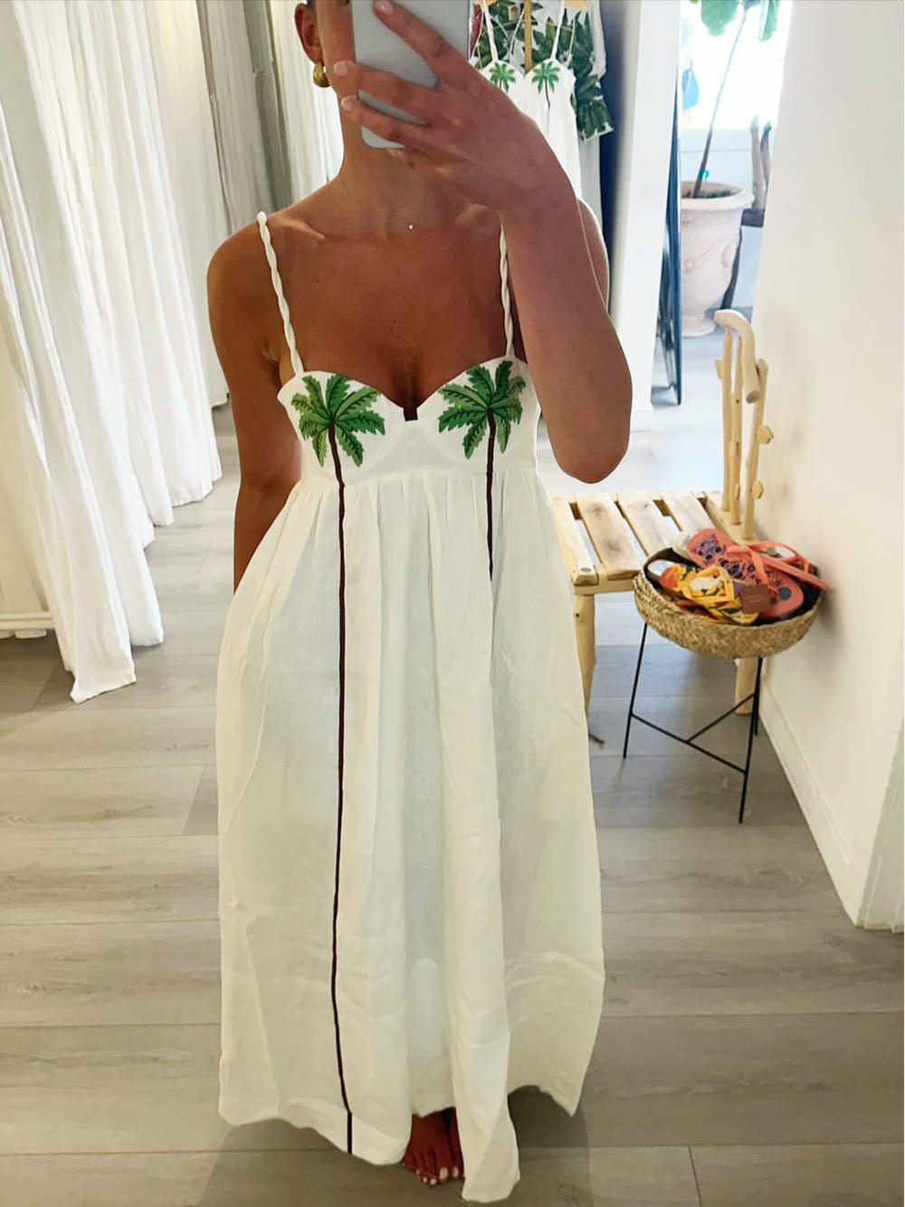Trendigt axelbandsklänning med tropiskt palmtryck – Estelle