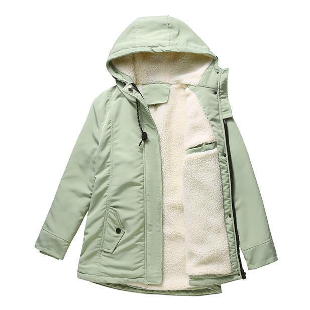 Ljusgrön parkas liggande med öppen framkant som visar det krämvita fleecefodret och huvan 10
