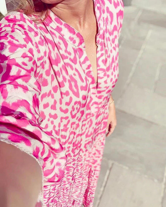 Frau in pinkem Leopardenmuster-Kleid, Sommermode, lässiger Stil, helle Farben.