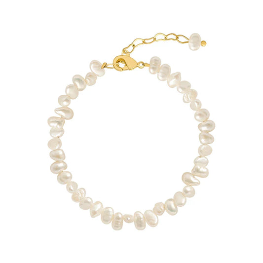 Perlenarmband mit unregelmäßigen weißen Süßwasserperlen und goldfarbenem Verschluss.