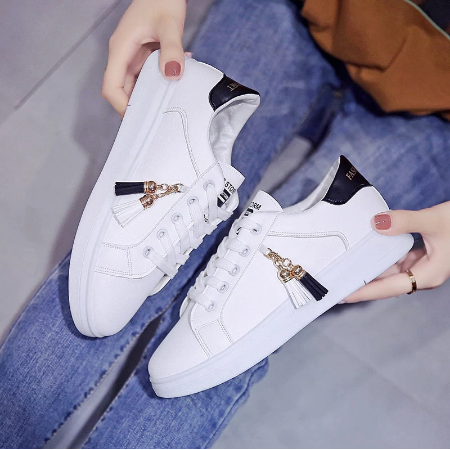 Weiße Damen-Sneaker mit Quasten, Leder, modisch, lässig, bequem, für Alltag und Freizeit.