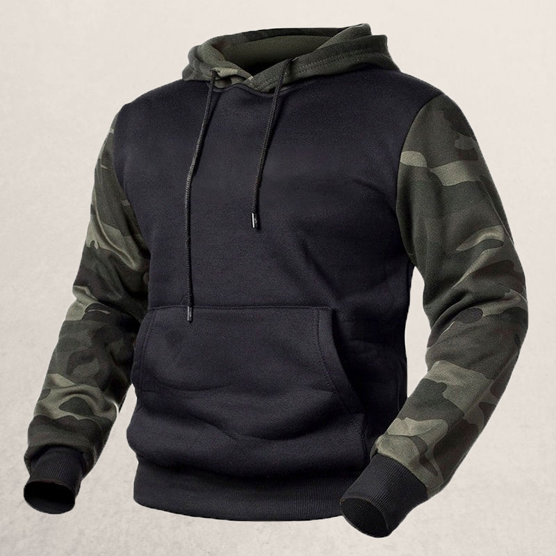 Schwarzer Hoodie mit Camouflage-Ärmeln, Kapuze und Kängurutasche für Herren.
