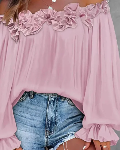 Damen Off-Shoulder Bluse rosa, Rüschen, lässig, Sommermode, kombiniert mit Jeansshorts.