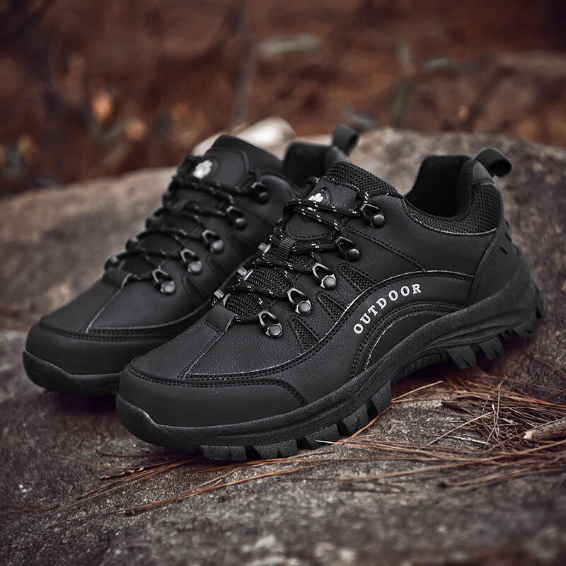 Schwarze Outdoor-Wanderschuhe, rutschfeste Sohle, robustes Design, ideal für Trekking.