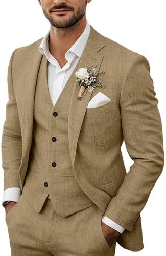 Samma kostym i sandbeige med väst, vit skjorta, kavajnål och bröstnäsduk, buren av modell med händerna i fickorna. 2