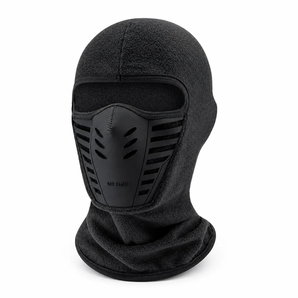 Svart balaklava i mjuk fleece sedd snett framifrån, med ventilerat munparti med spår och öppningar samt hög halsdel. 8