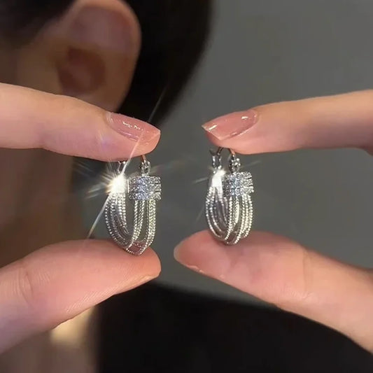 Silberne Creolen Ohrringe mit Strasssteinen, funkelnd, eleganter Schmuck für Damen.