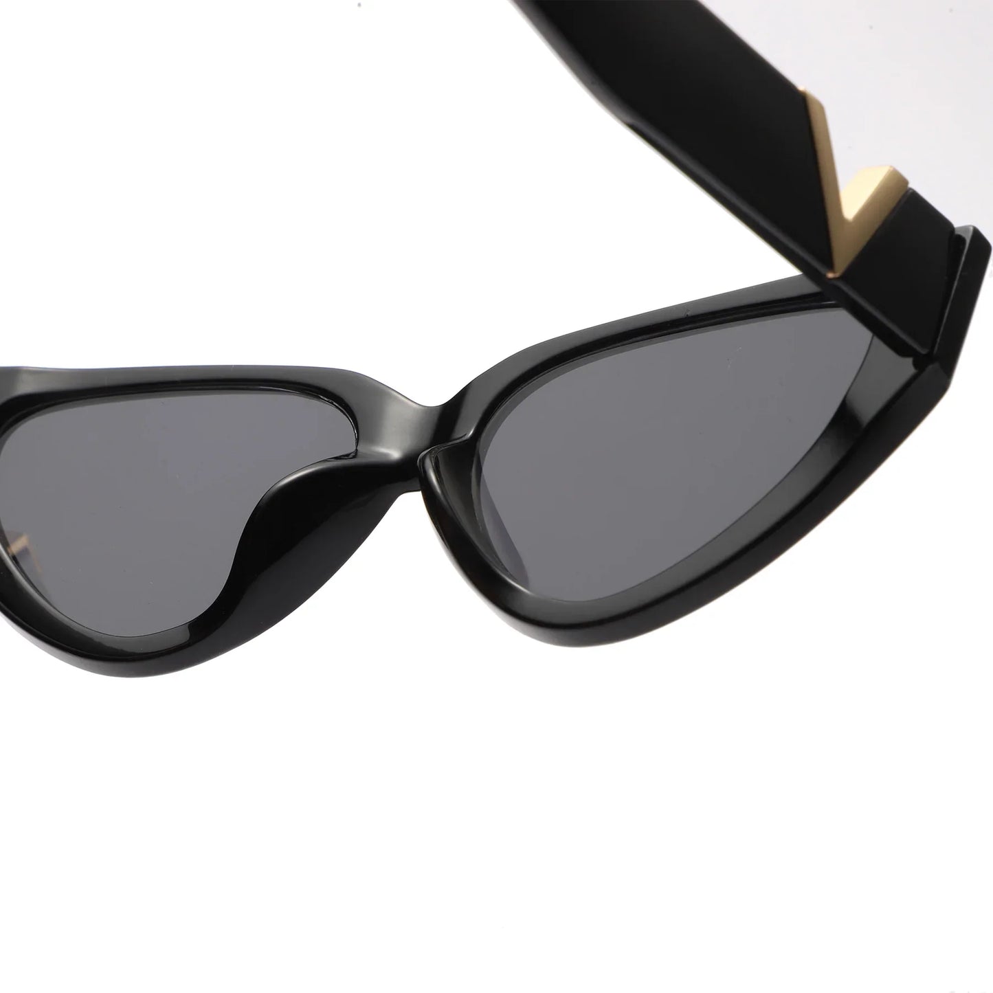 Schwarze Designer-Sonnenbrille mit goldenen Details, modisch, UV-Schutz, Unisex.