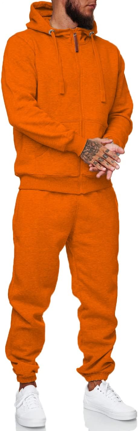 Mann in orangefarbenem Kapuzenpullover und Jogginghose, weiße Sneaker, Freizeitmode.