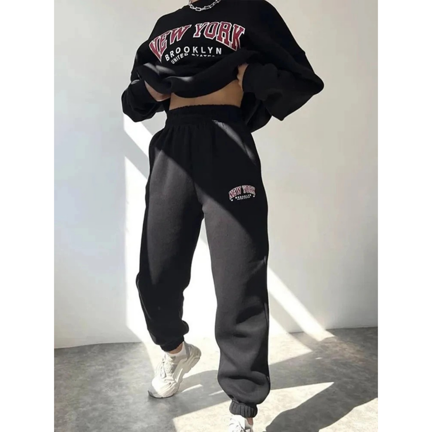 Schwarzer Jogginganzug mit "New York" Aufdruck, lässig, bequem, Damenmode, Sportbekleidung.