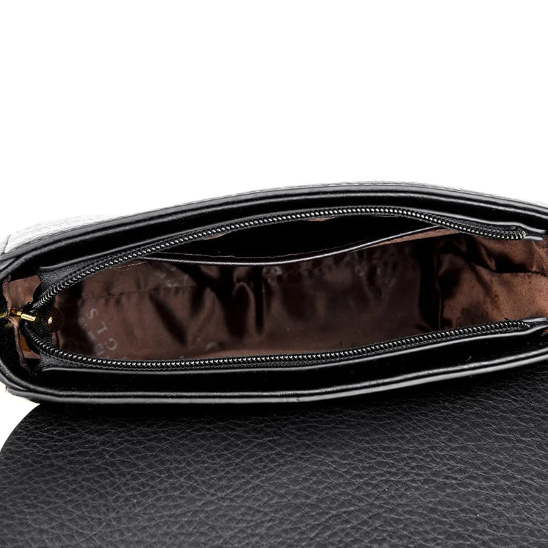 Schwarze Lederhandtasche mit Reißverschluss, Innenfutter braun, elegante Damenmode.