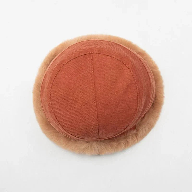 Orangefarbene Baskenmütze aus Baumwolle mit Kunstfellrand, modisches Accessoire für Damen.