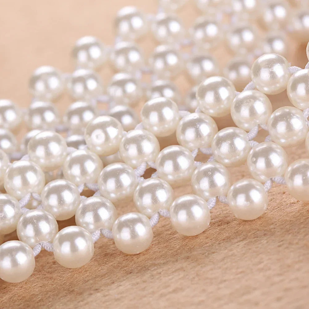 Weiße Perlenkette auf Holzoberfläche, Schmuck, elegant, klassisch, Accessoire, Nahaufnahme.