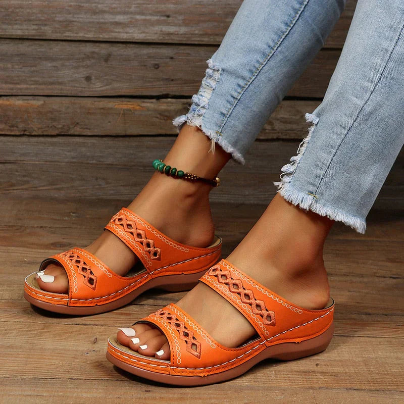 Frau trägt orange Sandalen, Sommermode, lässig, bequem, Damen, Jeans, Holz Hintergrund.