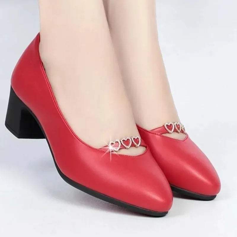 Rote Damenschuhe mit Herzdekor, Blockabsatz, elegant, modisch, bequem, Lederoptik.