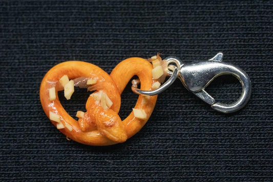 Brezel Charm Hänge – AlpenBrezn Oktoberfest 2025