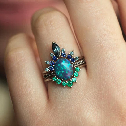 Opalring mit blauen und grünen Edelsteinen auf Hand, eleganter Schmuck, Damenmode.