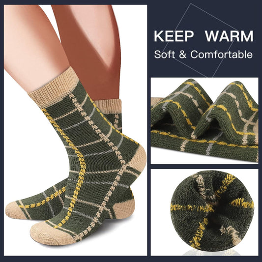 Grüne Wollsocken mit Karomuster, warm, weich, bequem, ideal für kalte Wintertage.