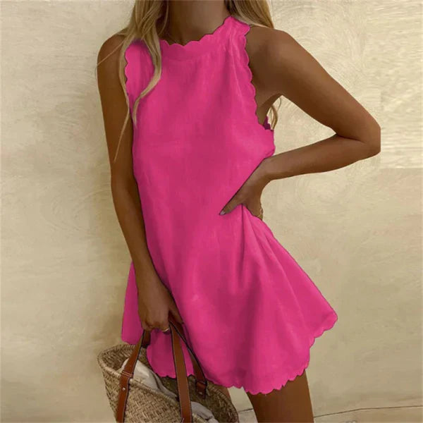 Frau in pinkem ärmellosen Sommerkleid mit Korbtasche, modisch, elegant, Freizeitkleidung.