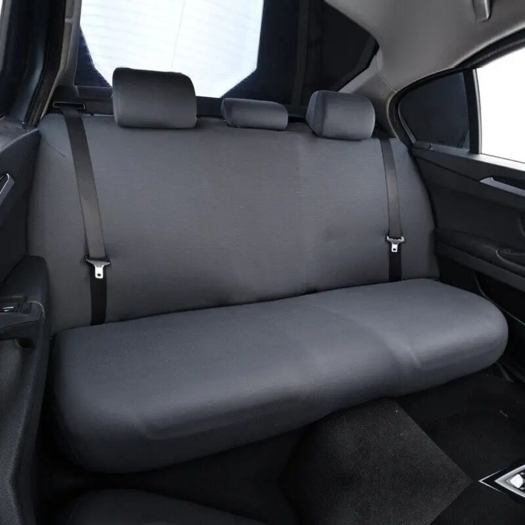 Grauer Autositzbezug, Rückbank, strapazierfähiges Material, modernes Design, Autoinnenraum.