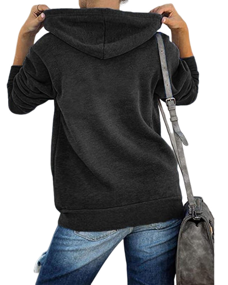 Person in schwarzem Kapuzenpullover und blauer Jeans mit grauer Umhängetasche von hinten.