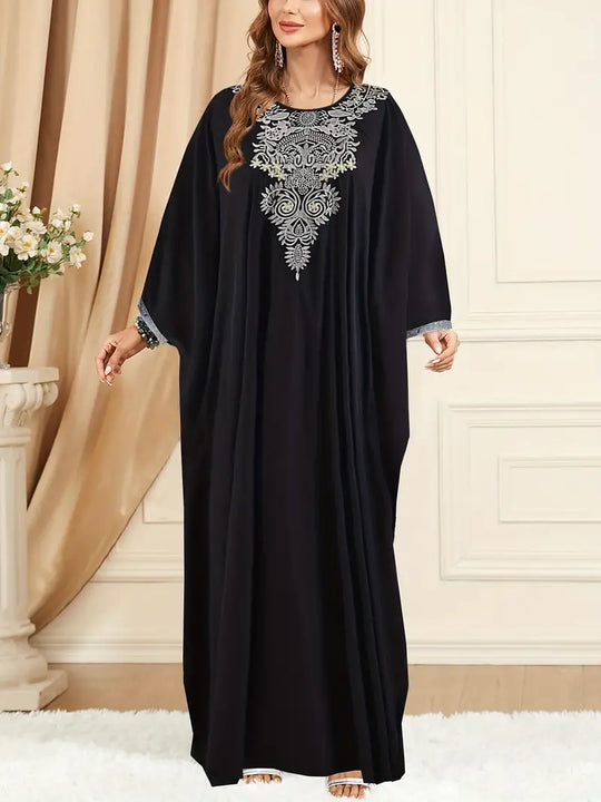 Schwarzes Kaftan-Kleid mit silberner Stickerei, Damenmode, elegantes Abendoutfit.
