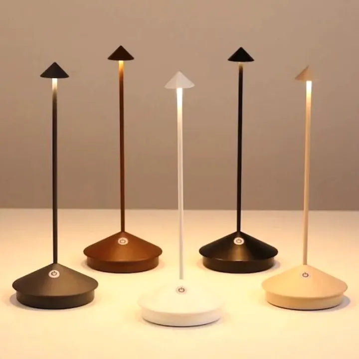 Moderne LED-Tischlampen in verschiedenen Farben, minimalistisches Design, energiesparend.