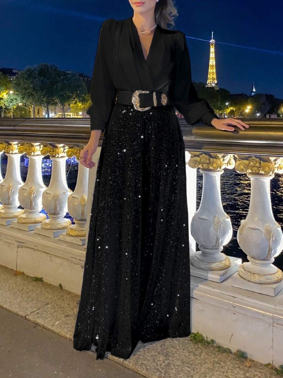 Frau in schwarzem Abendkleid auf Brücke, Eiffelturm im Hintergrund, Nachtaufnahme.
