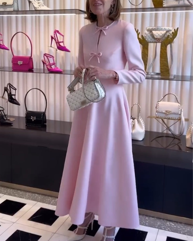 Elegantes rosa Abendkleid, Frau hält weiße Designer-Handtasche, luxuriöse Boutique-Umgebung.
