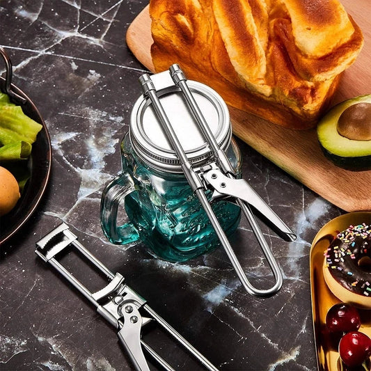 Verstellbarer Edelstahl-Deckelöffner auf Marmortisch neben Brot und Avocado.
