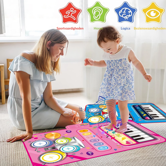 Mutter und Kind spielen auf buntem Musikspielzeug-Teppich, interaktives Lernspielzeug.