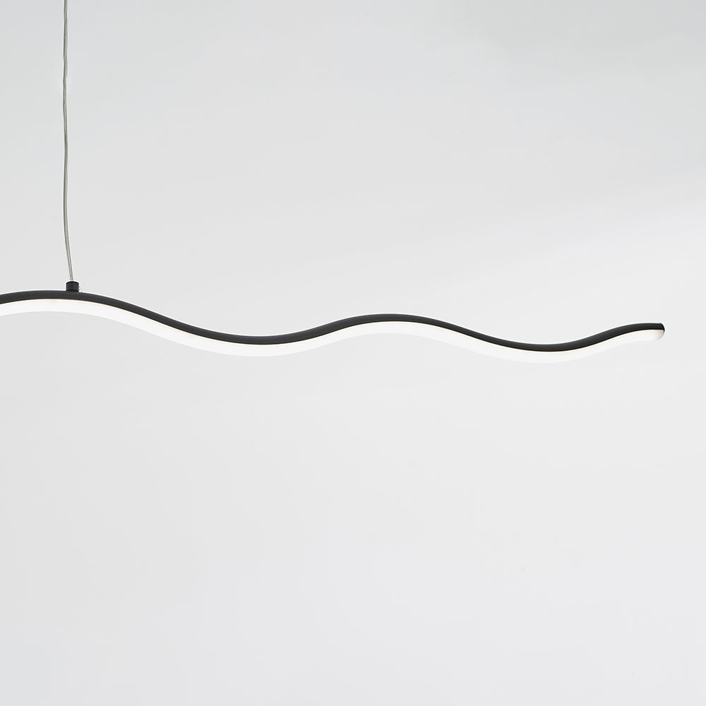 Moderne LED-Pendelleuchte, wellenförmig, schwarz-weiß, minimalistisches Design, Innenbeleuchtung.