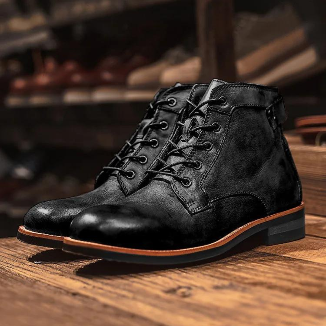 Schwarze Herren-Lederstiefel, Schnürung, elegantes Design, robuste Sohle, modisch.