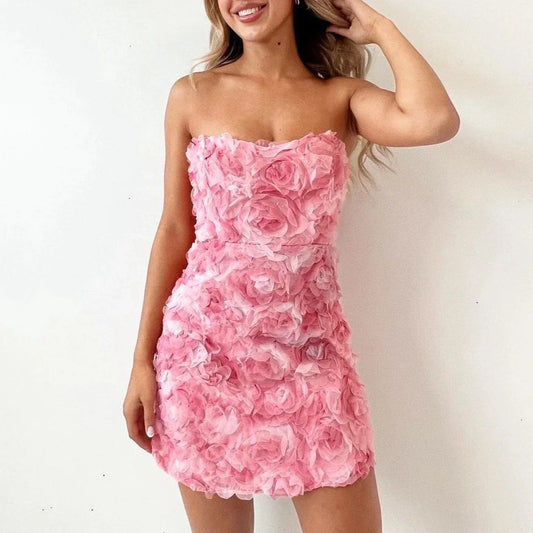 Frau in rosa Blumenkleid, schulterfrei, elegant, modisch, Sommermode, Abendkleid.