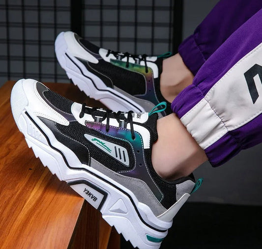 Schwarz-weiße Sneaker, modisch, bequem, Unisex, atmungsaktiv, sportlich, auf Holzboden.