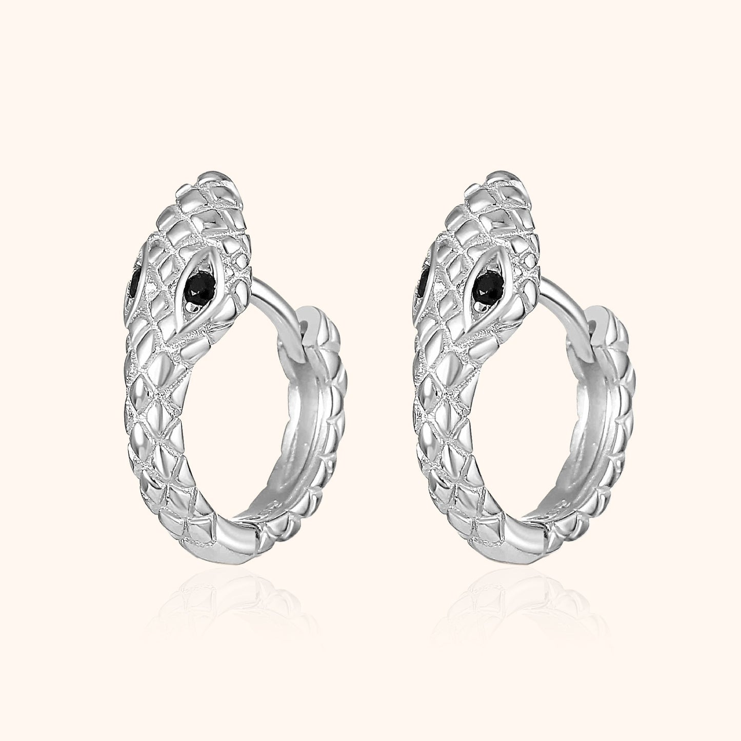 Silberne Schlangen-Ohrringe mit schwarzen Steinen, elegantes Schmuckdesign, modische Accessoires.