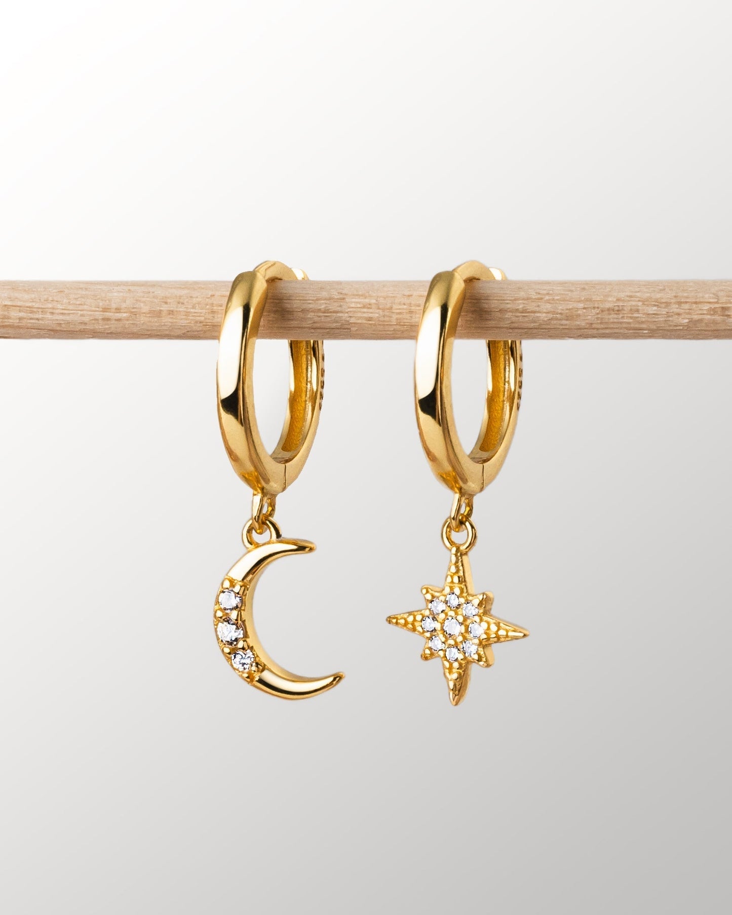 Goldene Creolen mit Mond- und Sternanhänger, Zirkonia, eleganter Schmuck, Damen-Ohrringe.