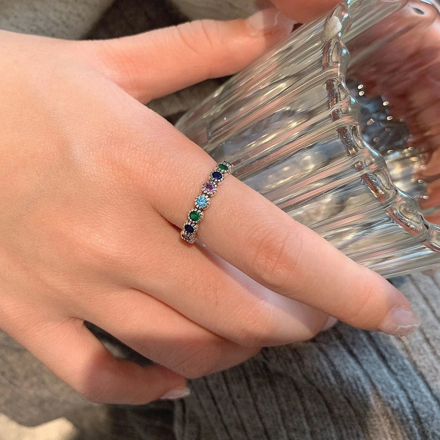 Funkelnder Damenring mit bunten Edelsteinen, Silber, modisches Accessoire, elegantes Design.