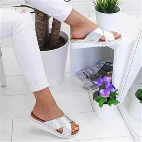 Silberne Damen-Sandalen mit Plateau, Kreuzriemen, bequem, modisch, ideal für Sommer-Outfits.