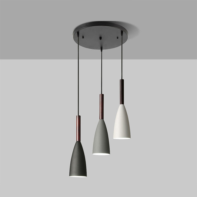 Moderne dreiflammige Pendelleuchte, schwarz und weiß, minimalistisch, für Esszimmerbeleuchtung.