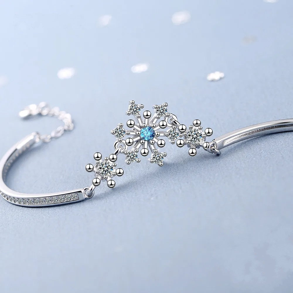 Silbernes Schneeflocken-Armband mit blauen Kristallen, eleganter Schmuck für Damen.